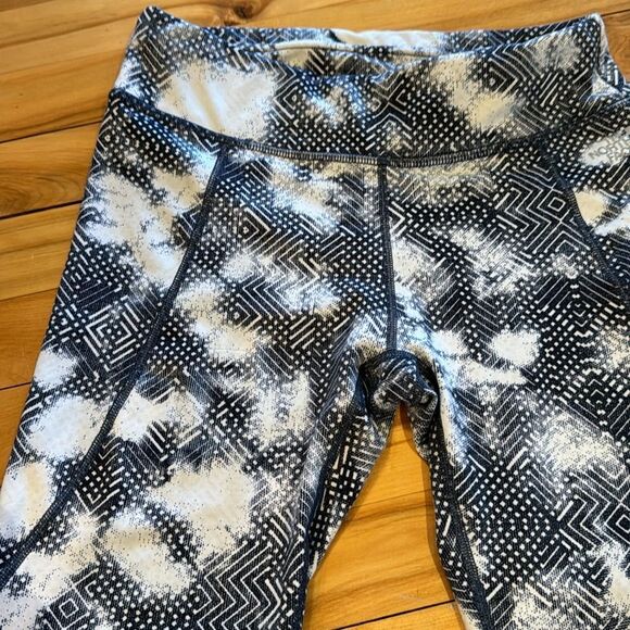 THE NORTH FACE NAVY/BLUE/WHITE PRINT TNF ON THE GO GYM CAPRI LEGGINGS. Small - Picture 2 of 4